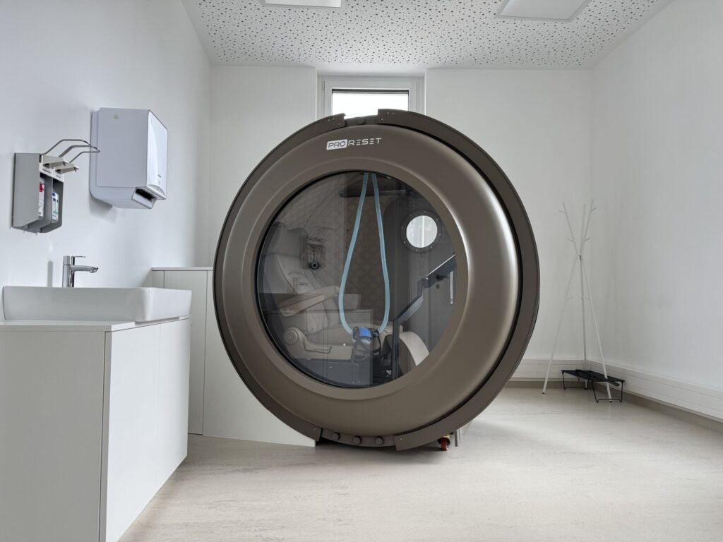 Frontale Ansicht der Druckkammer im Asphera Zentrum für Hyperbare Sauerstofftherapie mit transparentem Sichtfenster