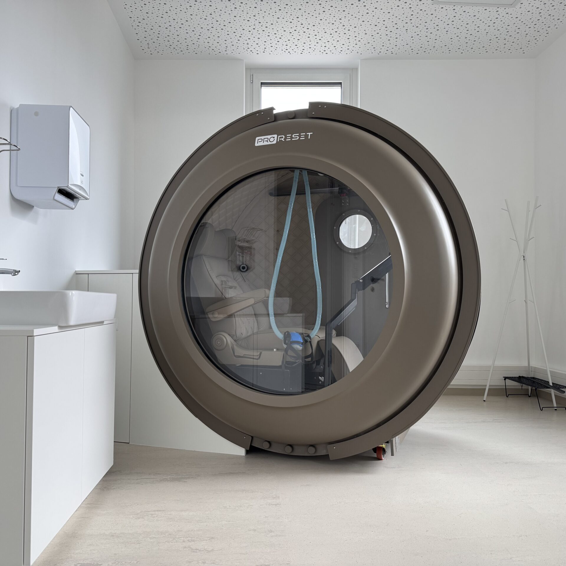 Frontale Ansicht der Druckkammer im Asphera Zentrum für Hyperbare Sauerstofftherapie mit transparentem Sichtfenster
