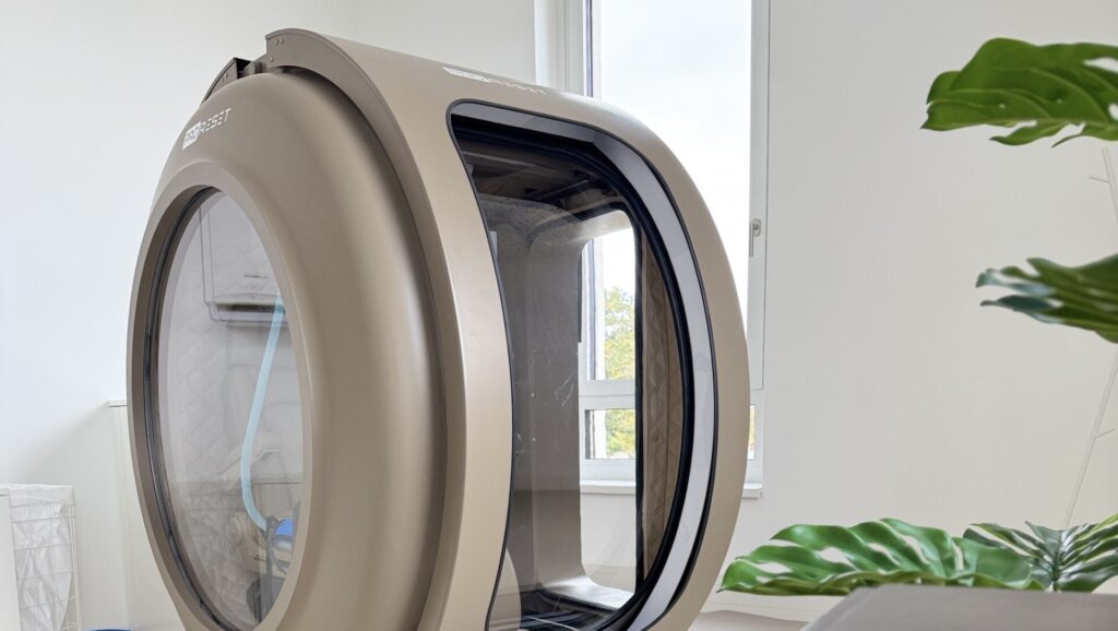 Druckkammer mit geöffneter Einstiegstür im Asphera Zentrum für Hyperbare Sauerstofftherapie